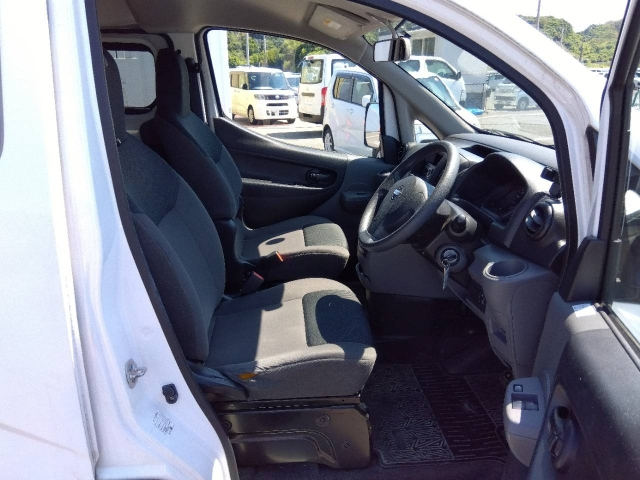 NISSAN NV200 2019