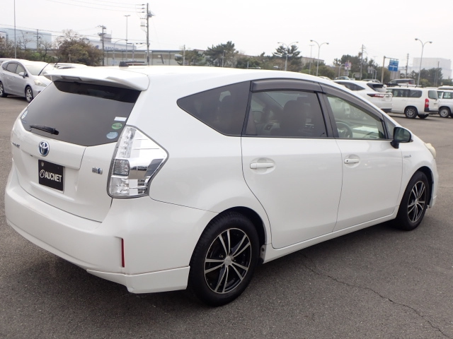 TOYOTA PRIUS ALPHA 2012