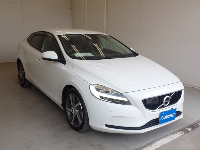 VOLVO V40 2018