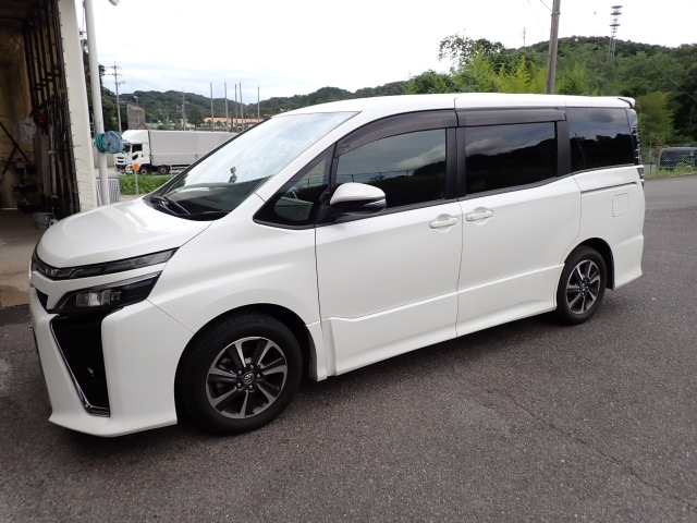 TOYOTA VOXY 2018