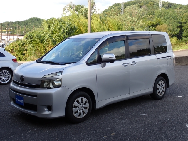 TOYOTA VOXY 2013