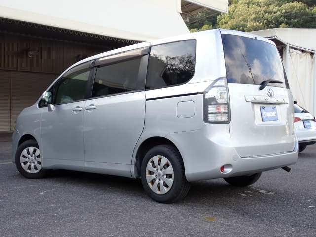 TOYOTA VOXY 2013