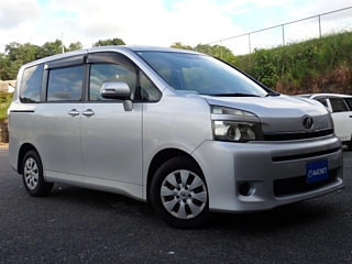 TOYOTA VOXY 2013