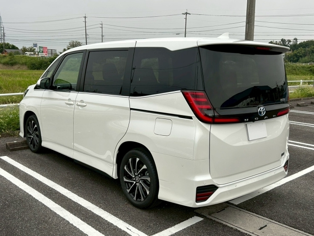 TOYOTA NOAH 2025