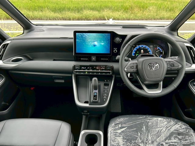 TOYOTA NOAH 2025