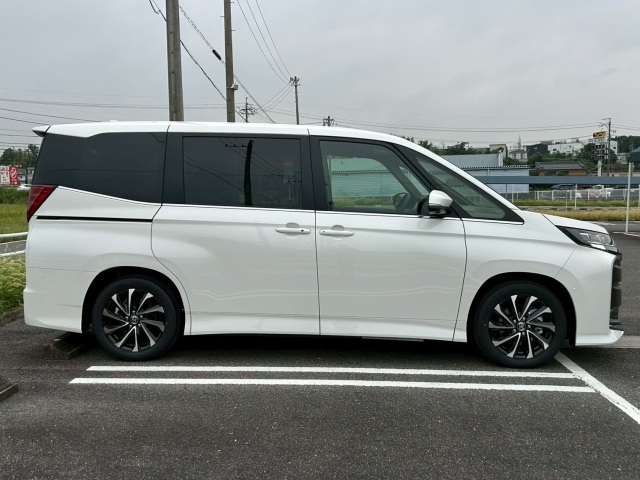 TOYOTA NOAH 2025