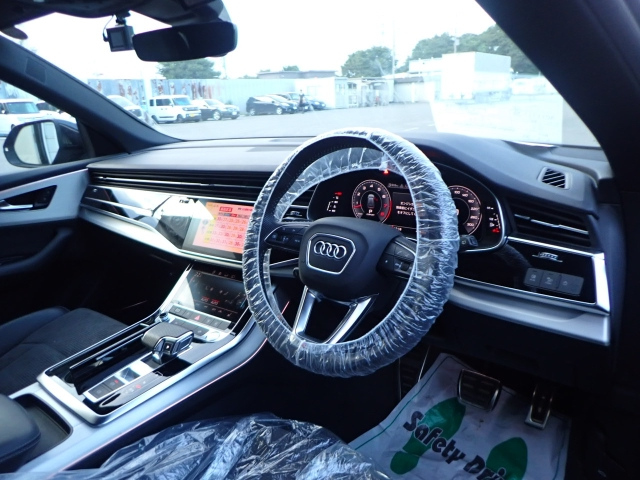 AUDI Q8 2021