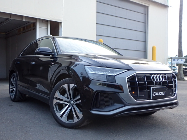 AUDI Q8 2021