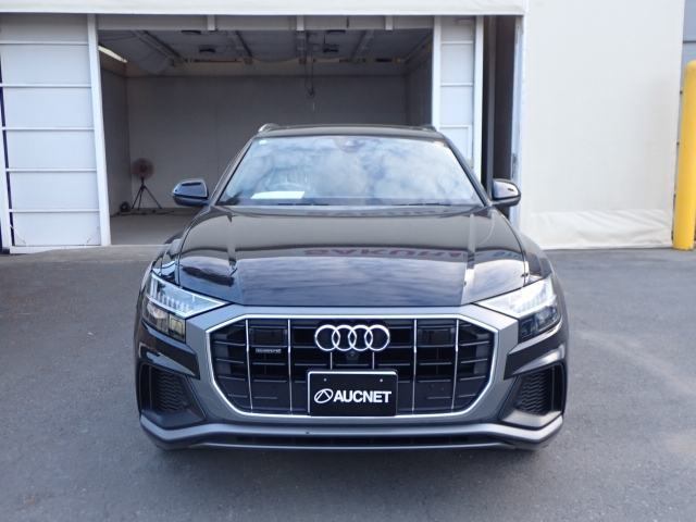 AUDI Q8 2021