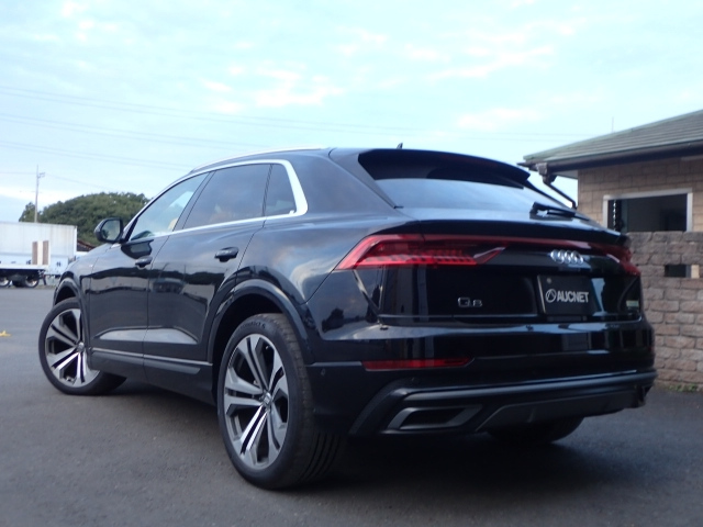 AUDI Q8 2021