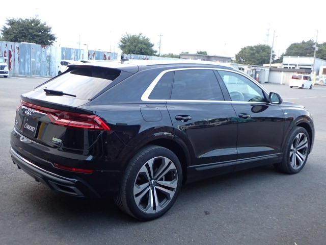 AUDI Q8 2021