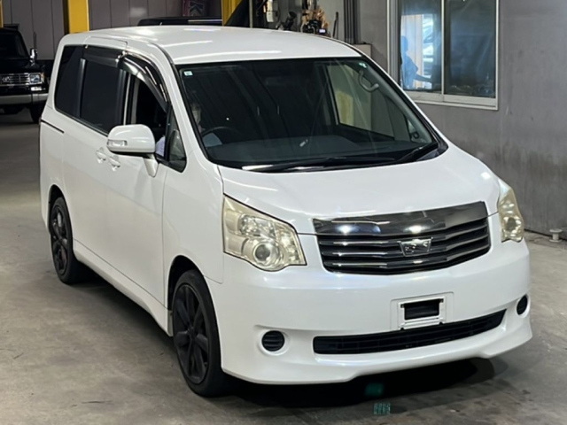 TOYOTA NOAH 2013