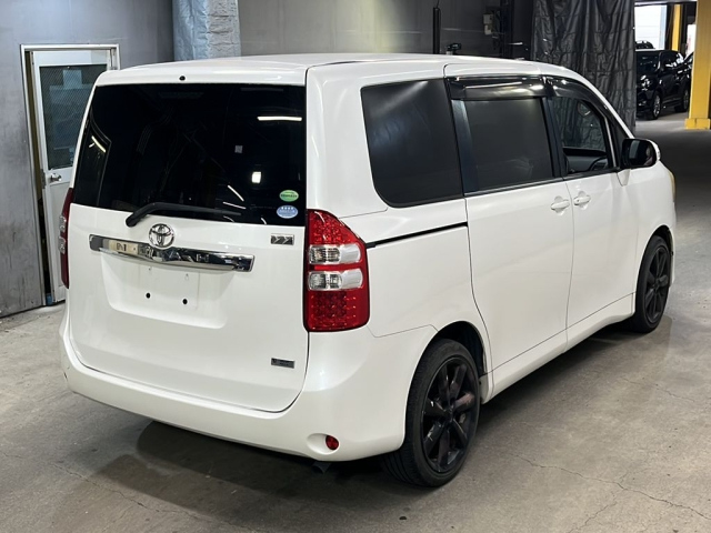 TOYOTA NOAH 2013