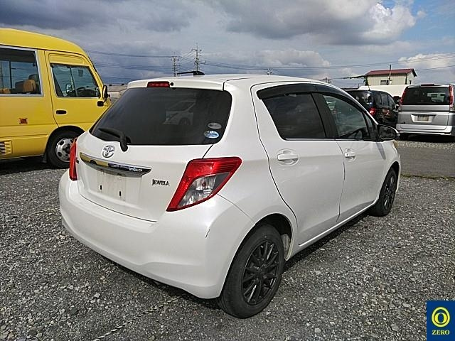 TOYOTA VITZ 2011