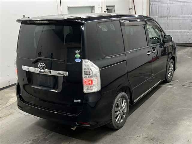 TOYOTA VOXY 2013