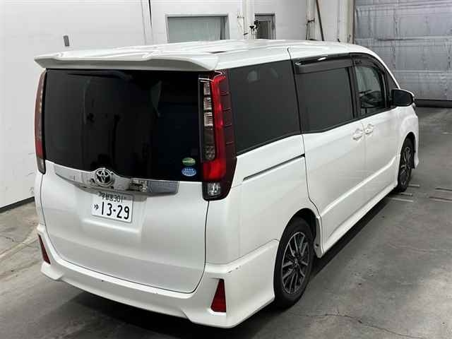 TOYOTA NOAH 2016