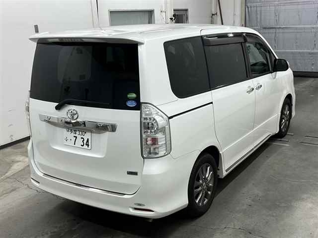 TOYOTA VOXY 2013