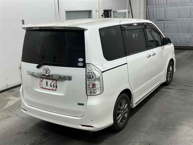 TOYOTA VOXY 2011