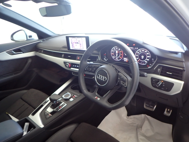AUDI A4 2019