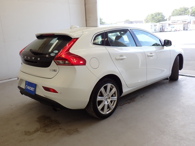 VOLVO V40 2020