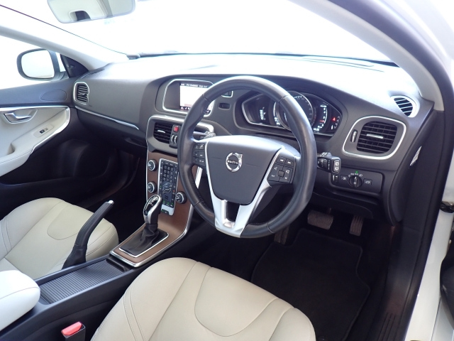 VOLVO V40 2020