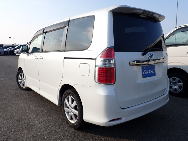 TOYOTA NOAH 2008