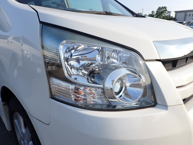 TOYOTA NOAH 2008
