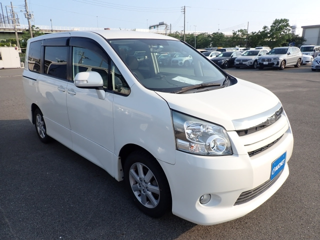 TOYOTA NOAH 2008