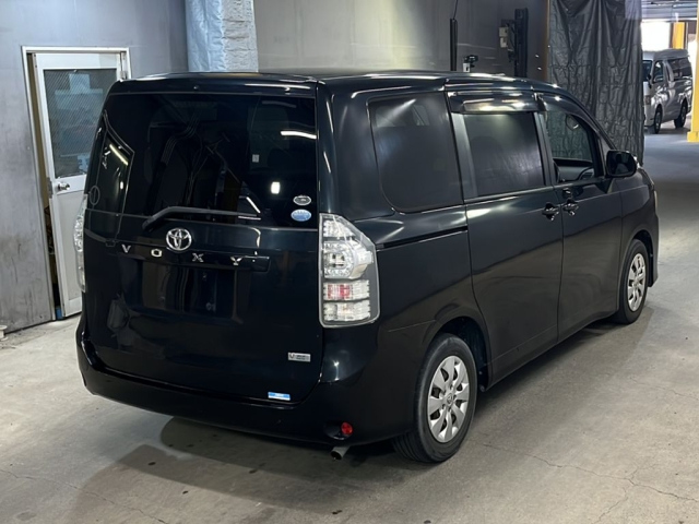 TOYOTA VOXY 2010