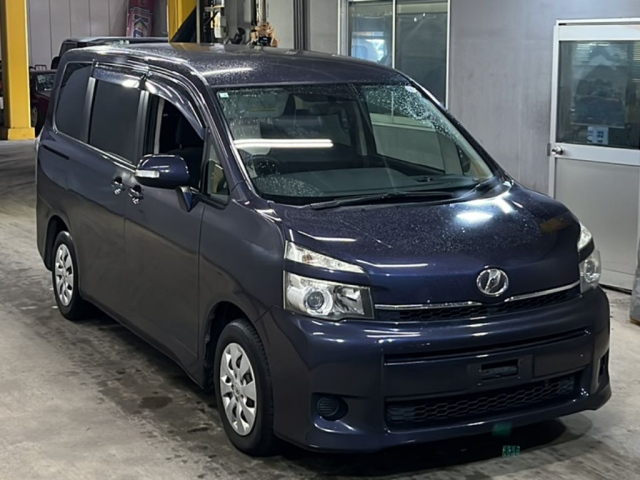 TOYOTA VOXY 2010