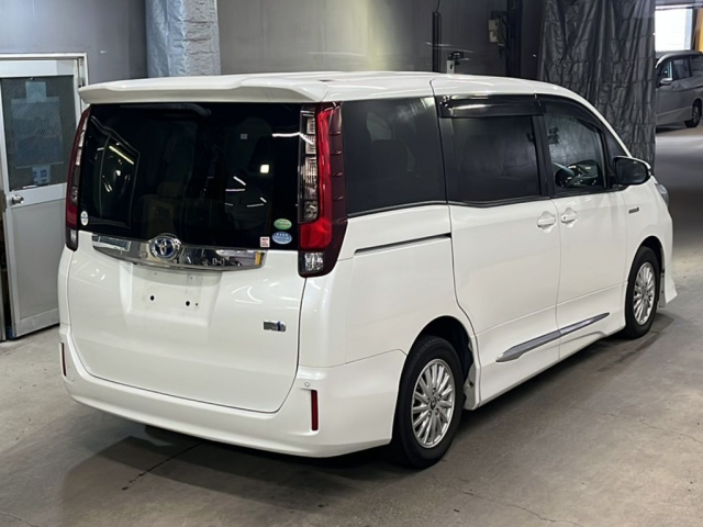 TOYOTA NOAH 2014