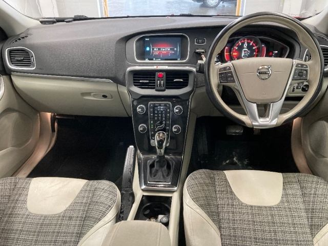 VOLVO V40 2016
