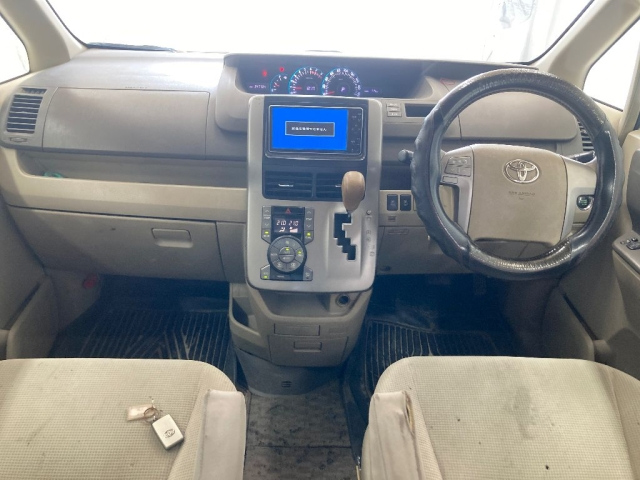 TOYOTA NOAH 2010