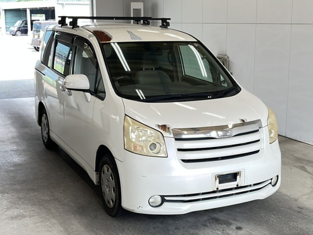 TOYOTA NOAH 2010