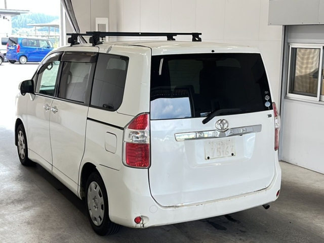 TOYOTA NOAH 2010