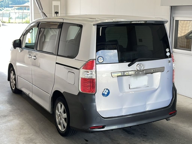 TOYOTA NOAH 2009