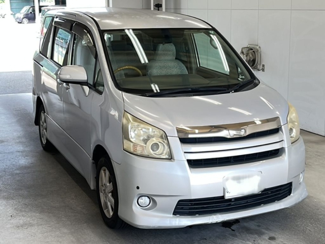 TOYOTA NOAH 2009
