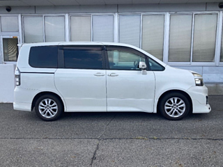 TOYOTA VOXY 2010