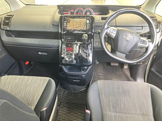 TOYOTA VOXY 2010