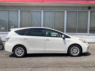TOYOTA PRIUS ALPHA 2012
