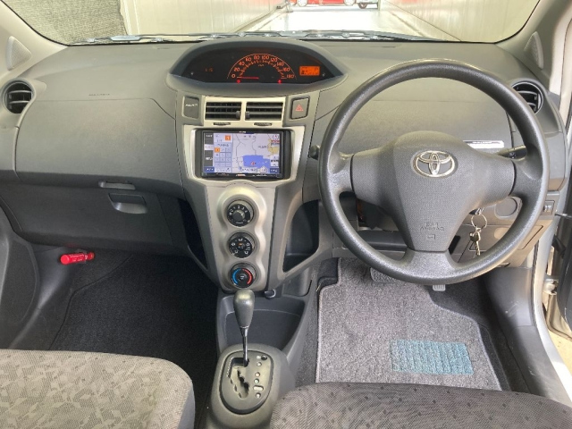 TOYOTA VITZ 2010