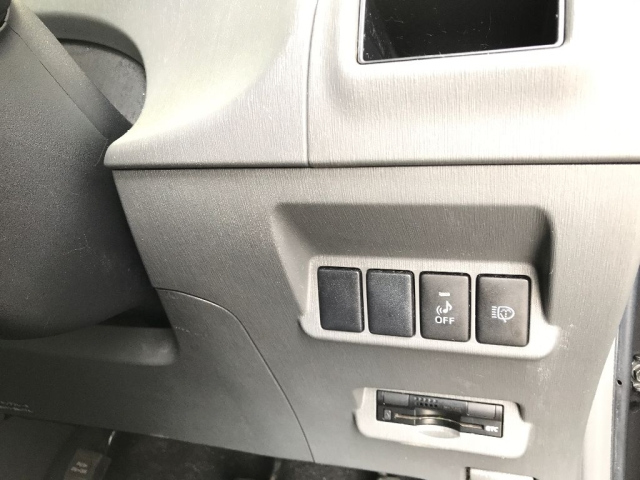 TOYOTA PRIUS ALPHA 2012