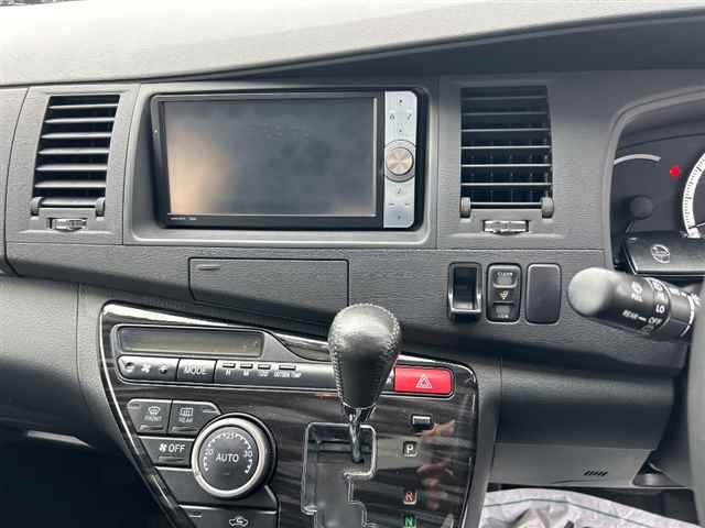 TOYOTA ISIS 2011