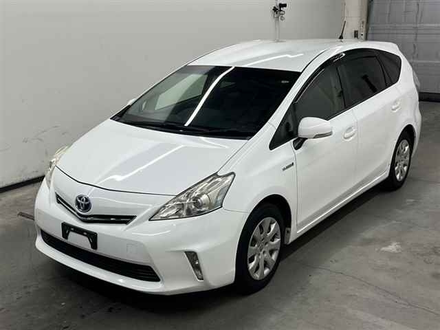 TOYOTA PRIUS ALPHA 2013