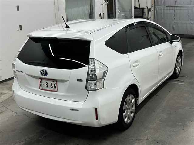 TOYOTA PRIUS ALPHA 2013