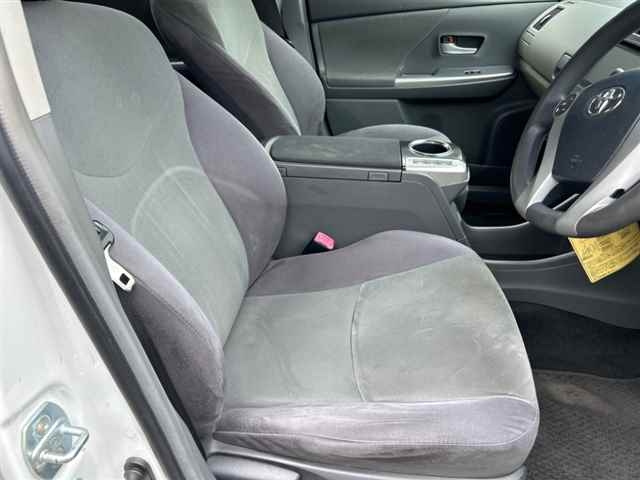 TOYOTA PRIUS ALPHA 2013