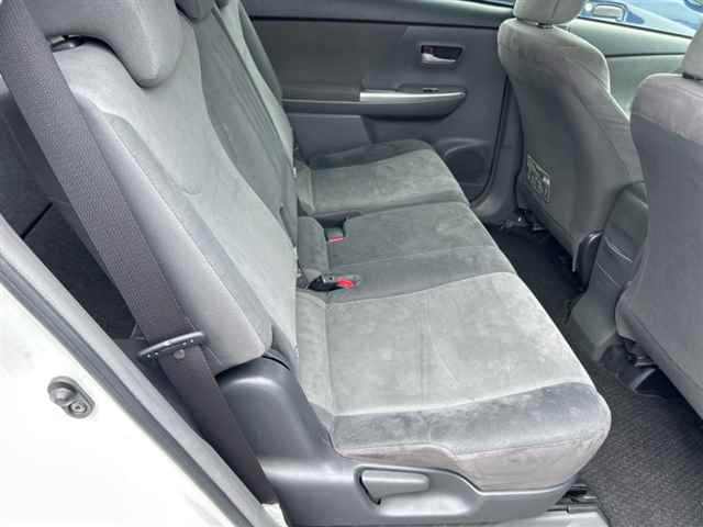 TOYOTA PRIUS ALPHA 2013