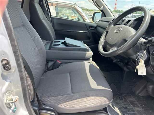 TOYOTA HIACE VAN 2015