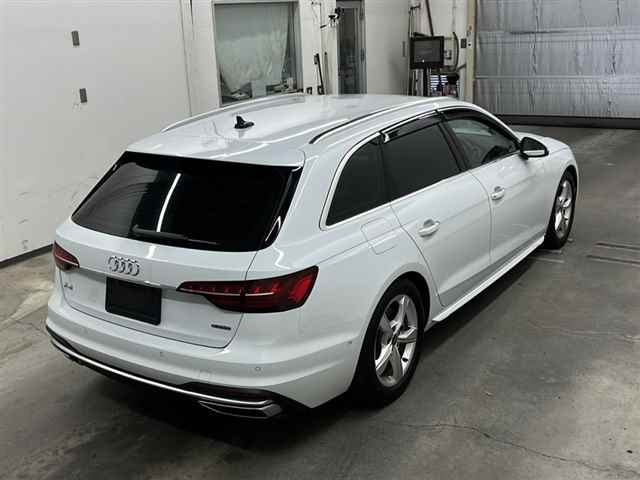 AUDI A4 2023