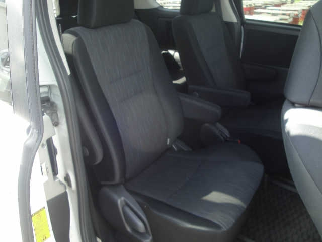 TOYOTA NOAH 2012